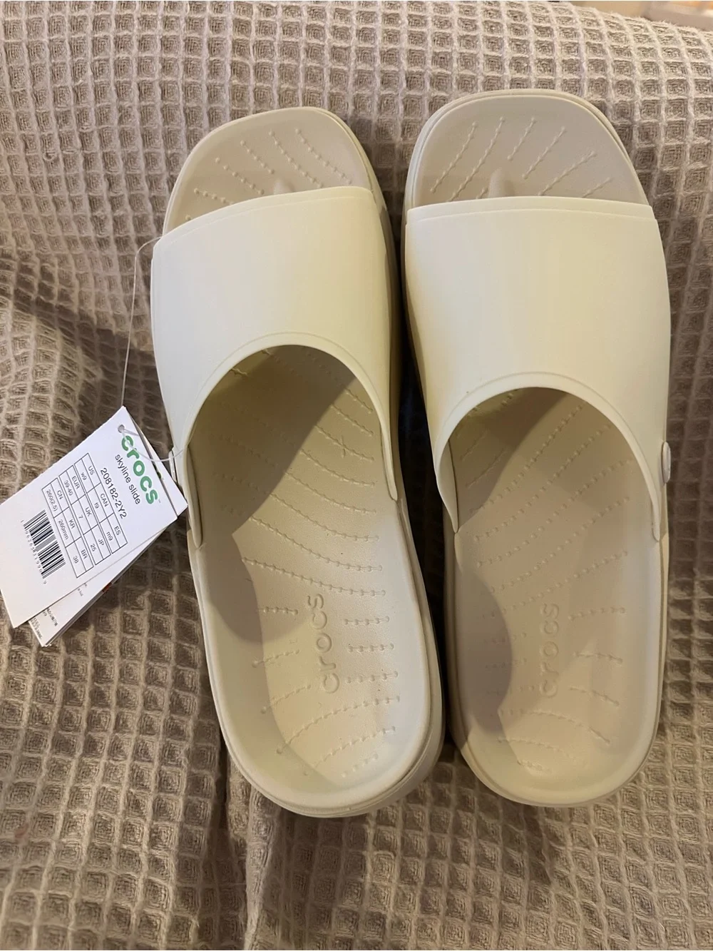 CROCS Classic Slide in Creamy White